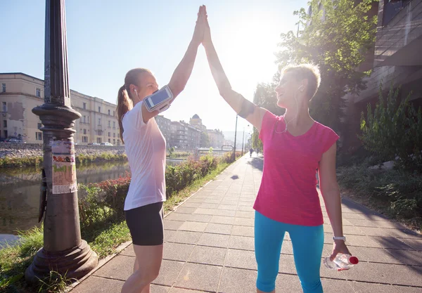 Glückwunsch und glücklich, das morgendliche Training zu beenden — Stockfoto