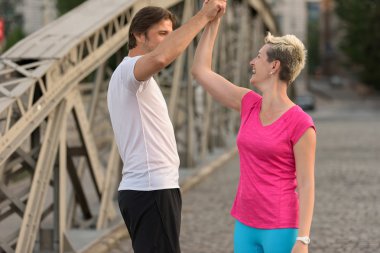 Çift tebrik eder ve bitirmekten mutlu olur.