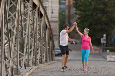Çift tebrik eder ve bitirmekten mutlu olur.