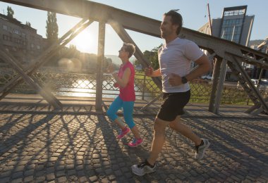 sağlıklı, olgun bir çift koşuyor.