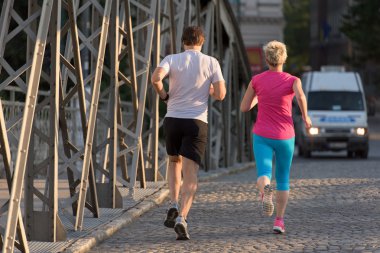 sağlıklı, olgun bir çift koşuyor.