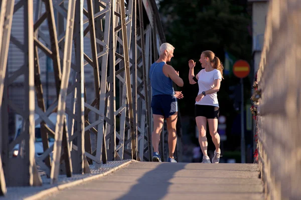 Çift tebrik eder ve bitirmekten mutlu olur.