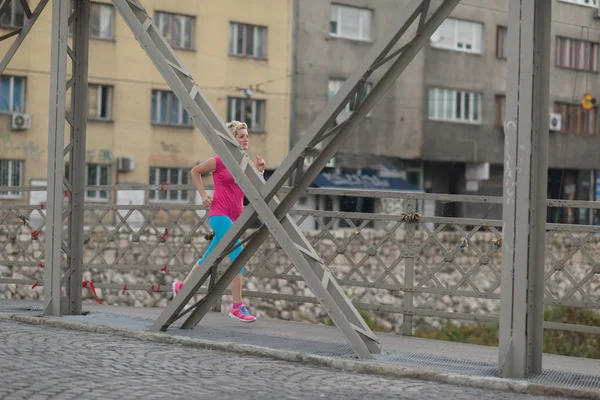 Σπορ γυναίκα τρέχει στο πεζοδρόμιο — Φωτογραφία Αρχείου