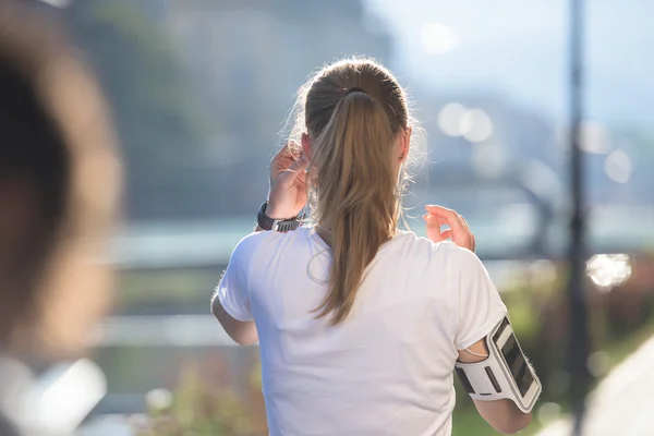 Joggen Deiche Telefon vor dem Joggen — Stockfoto