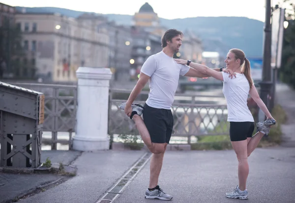 Coppia riscaldamento prima di fare jogging — Foto Stock