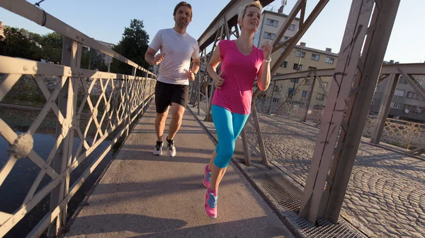 Gesundes reifes Paar beim Joggen — Stockfoto