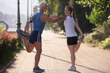 Çift koşmadan önce ısınıyor ve geriniyor.