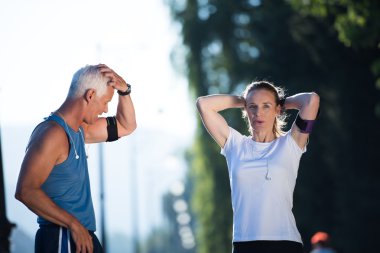 Çift planlama koşu yolu çalıştıran ve müzik ayarlama