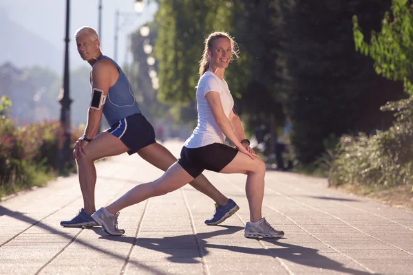 Coppia riscaldamento e stretching prima di fare jogging — Foto Stock