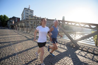 sağlıklı, olgun bir çift koşuyor.