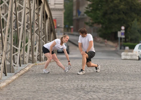 Pár zahřívání a protahování před jogging — Stock fotografie