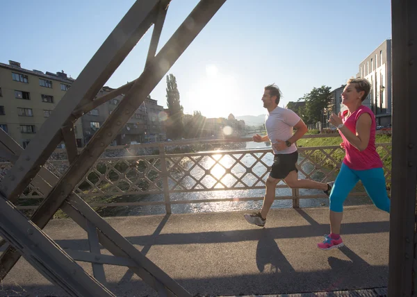 Gezond volwassen paar joggen — Stockfoto