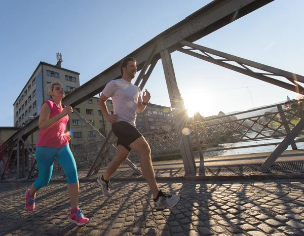 sağlıklı, olgun bir çift koşuyor.