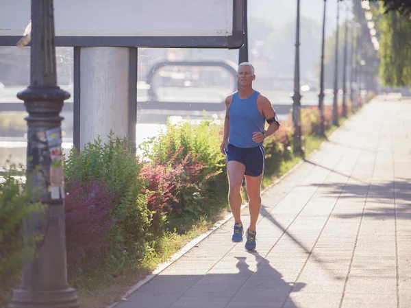 Knappe man van de senior joggen — Stockfoto