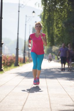 Sportif kadın kaldırımda çalıştıran