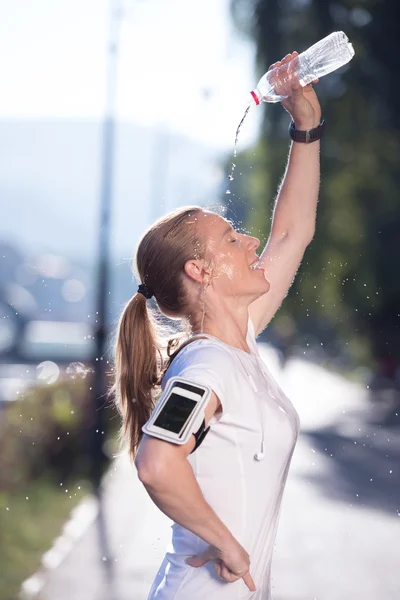 Mulher bebendo água depois de correr — Fotografia de Stock