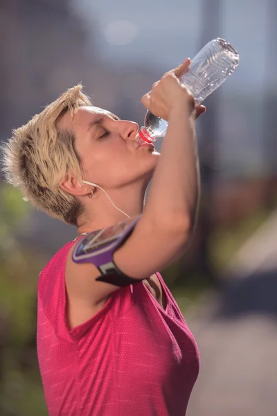 Femme boire de l'eau après le jogging — Photo