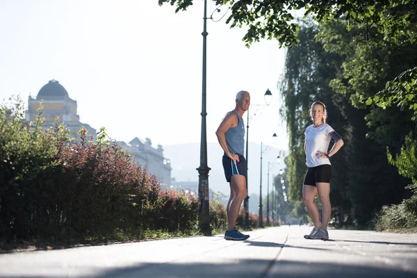 Couple échauffement et étirement avant le jogging — Photo