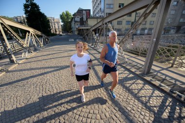 sağlıklı, olgun bir çift koşuyor.