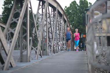 sağlıklı, olgun bir çift koşuyor.