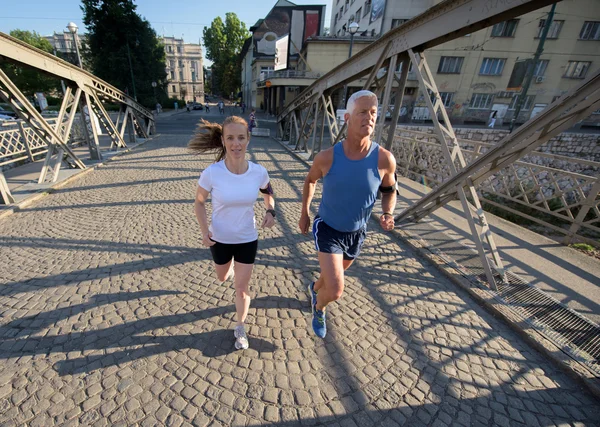 Gezond volwassen paar joggen — Stockfoto