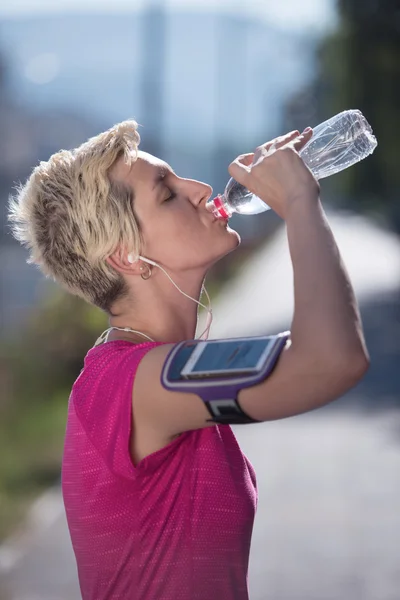 Mujer beber agua después de correr — Foto de Stock
