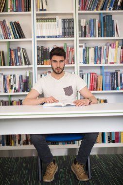 Okul kütüphanesinde öğrenci eğitimi