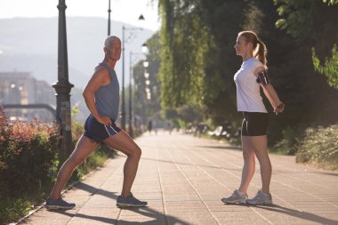 Çift koşmadan önce ısınıyor ve geriniyor.