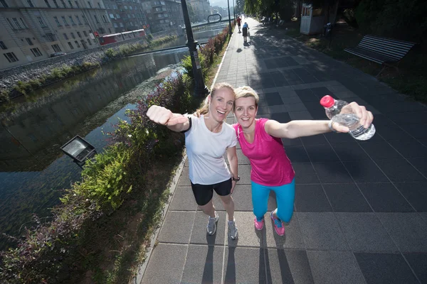 Kvinnliga vänner jogging — Stockfoto