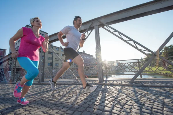 Gezond paar joggen — Stockfoto