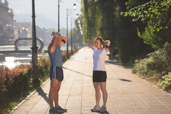 Par uppvärmning och stretching innan jogging — Stockfoto