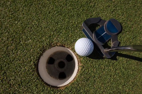 Golf bollen till hålet — Stockfoto