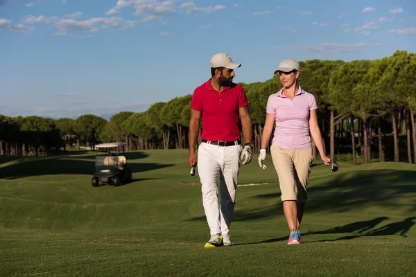 Caminhada de casal no campo de golfe — Fotografia de Stock