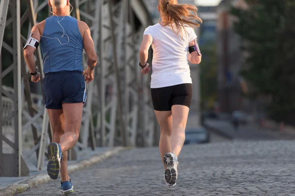 Gesundes Paar beim Joggen — Stockfoto