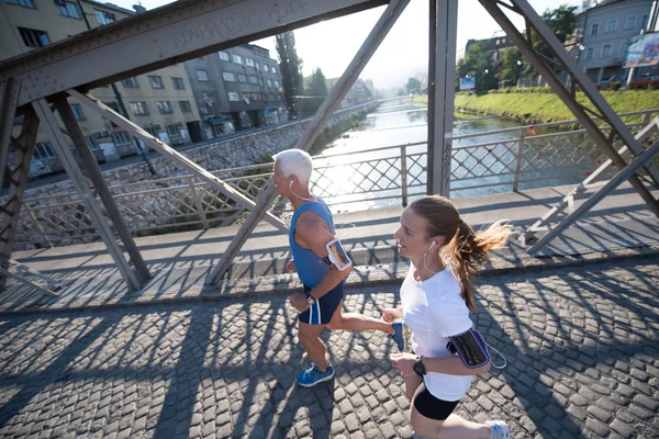 Gezond paar joggen — Stockfoto