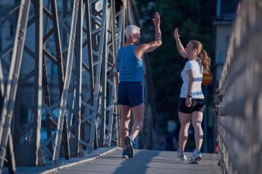 Çift tebrik eder ve bitirmekten mutlu olur.
