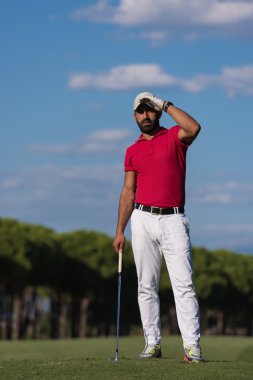 yakışıklı Ortadoğu golf oyuncu portre sahasında