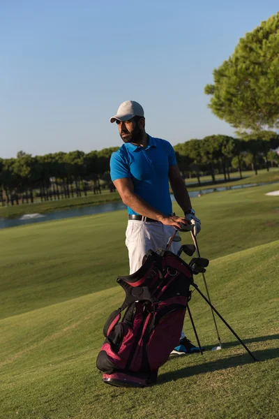 Retrato de golfista no campo de golfe — Fotografia de Stock