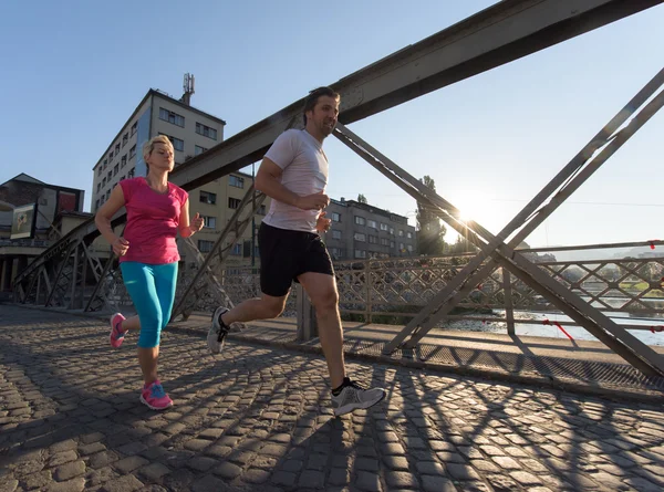 Hälsosamma par joggar — Stockfoto