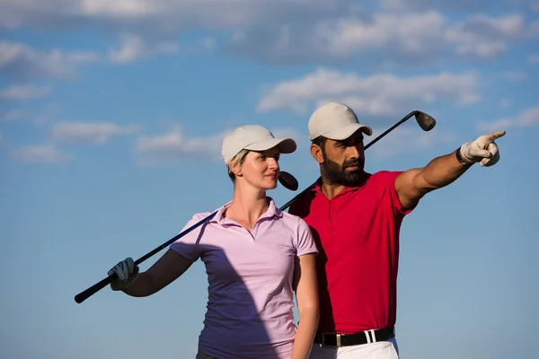 Portret para na pole golfowe — Zdjęcie stockowe