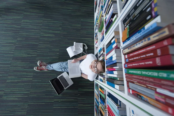 Studentin lernt in Bibliothek, nutzt Tablet und sucht — Stockfoto