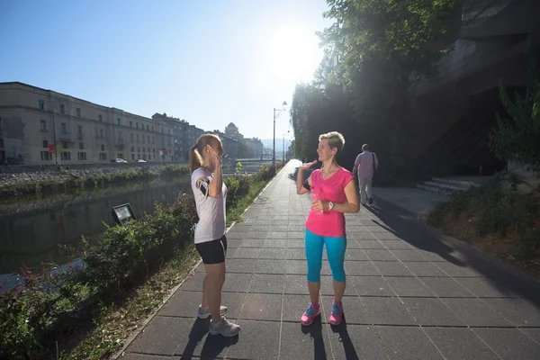 Felicitar y feliz de terminar el entrenamiento de la mañana —  Fotos de Stock