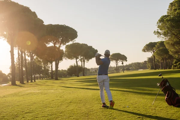 Bir adam golf yönergeleri — Stok fotoğraf