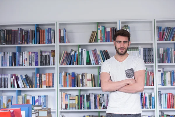 Studente studia nella biblioteca scolastica — Foto Stock