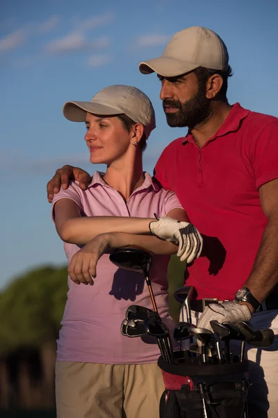 Pärchen auf Golfplatz porträtiert — Stockfoto