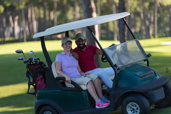 Pár v buggy na golfovém hřišti — Stock fotografie