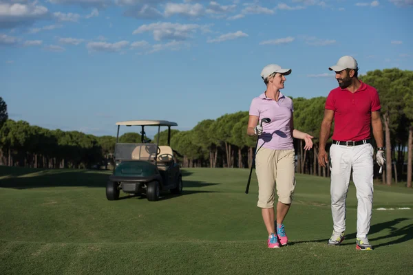 Pareja caminando en campo de golf —  Fotos de Stock