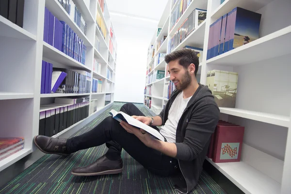 Student studie in schoolbibliotheek — Stockfoto