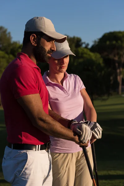 Retrato de casal no campo de golfe — Fotografia de Stock