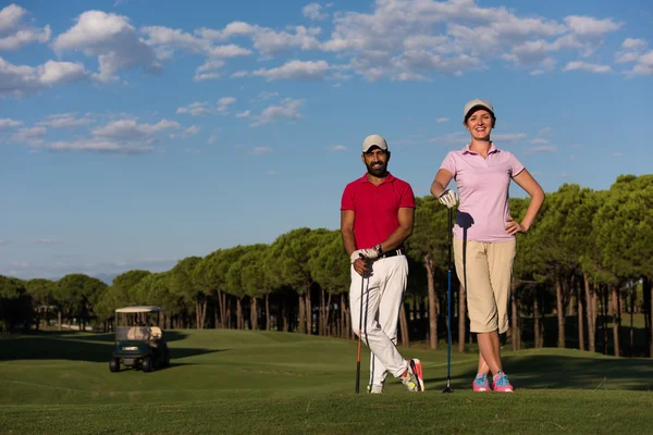 Портрет пари на полі для гольфу — стокове фото